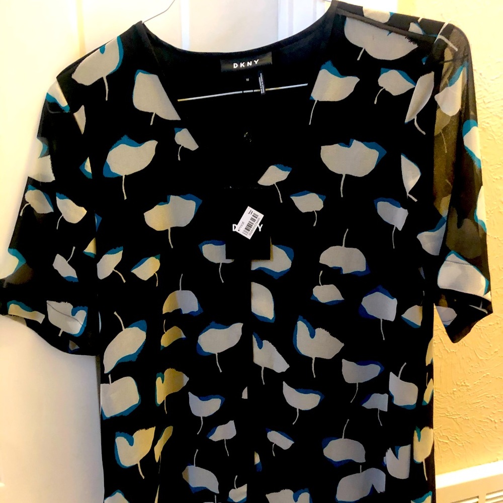 DKNY top XS, never worn. Black and pattern.